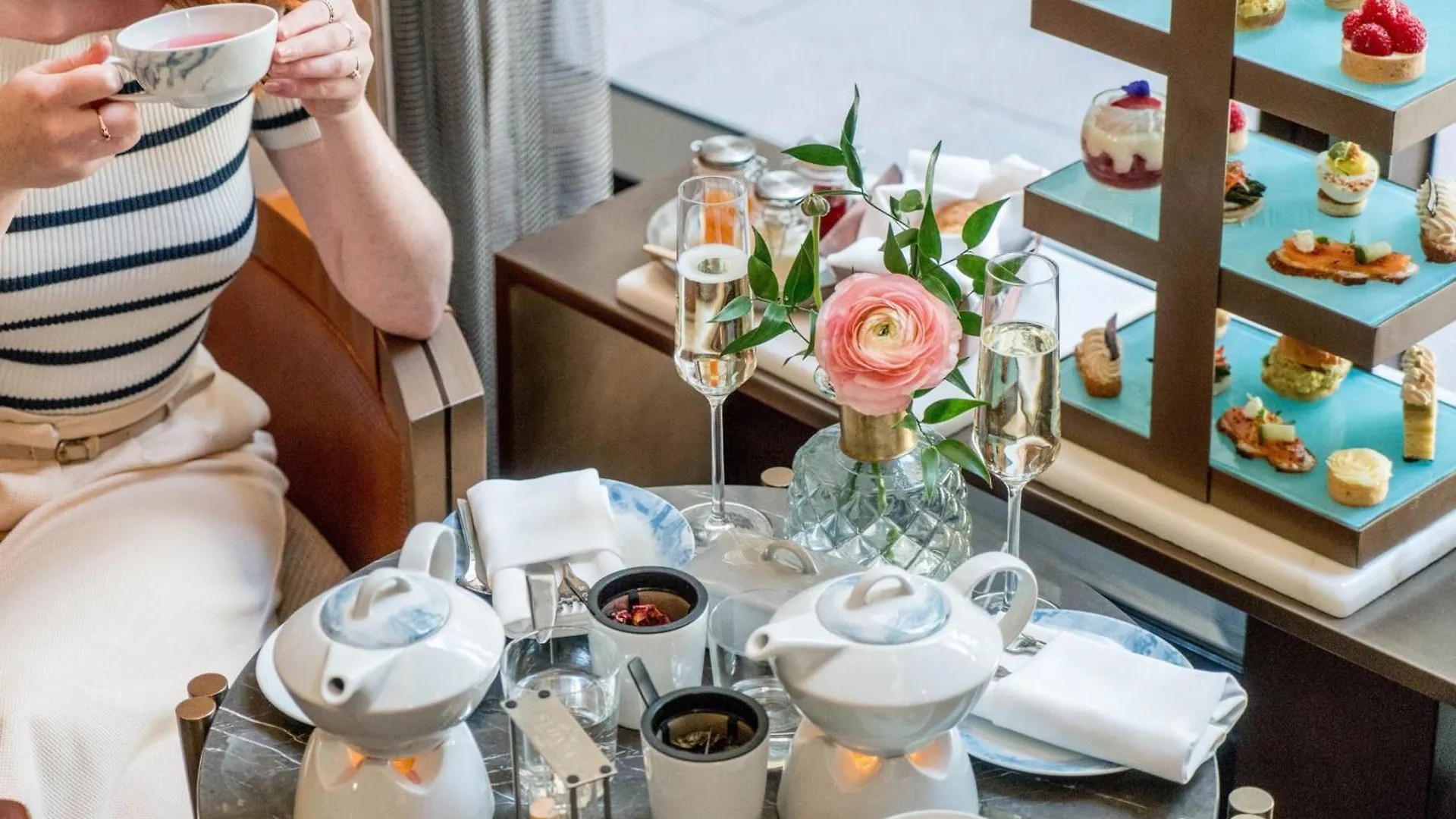 होटल The St. Regis Toronto