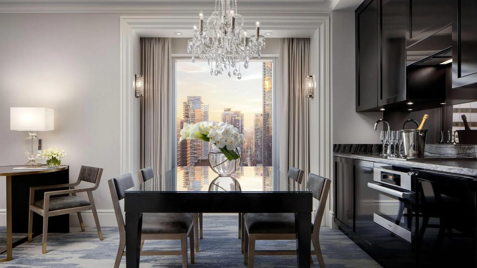 होटल The St. Regis Toronto