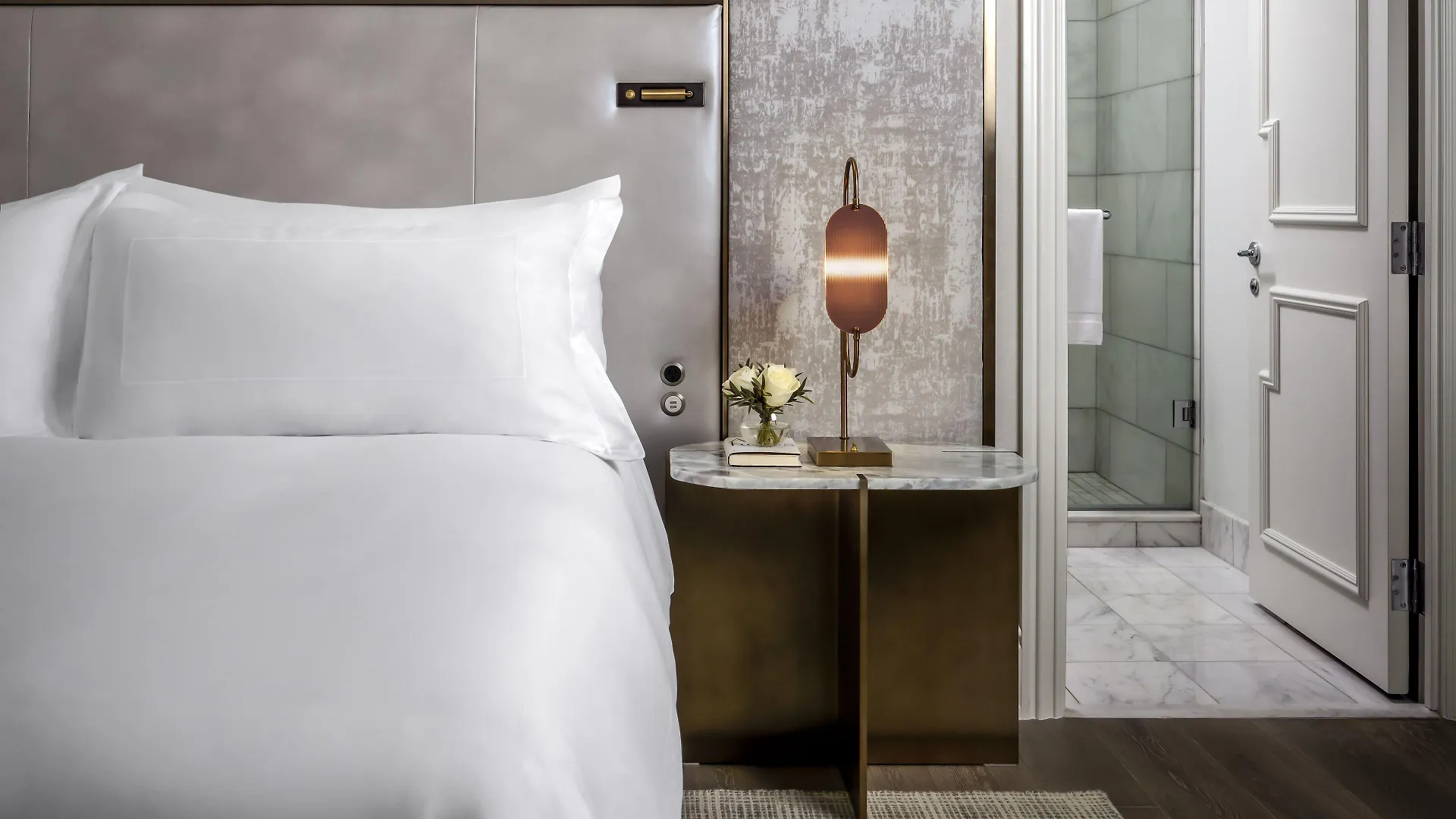 होटल The St. Regis Toronto