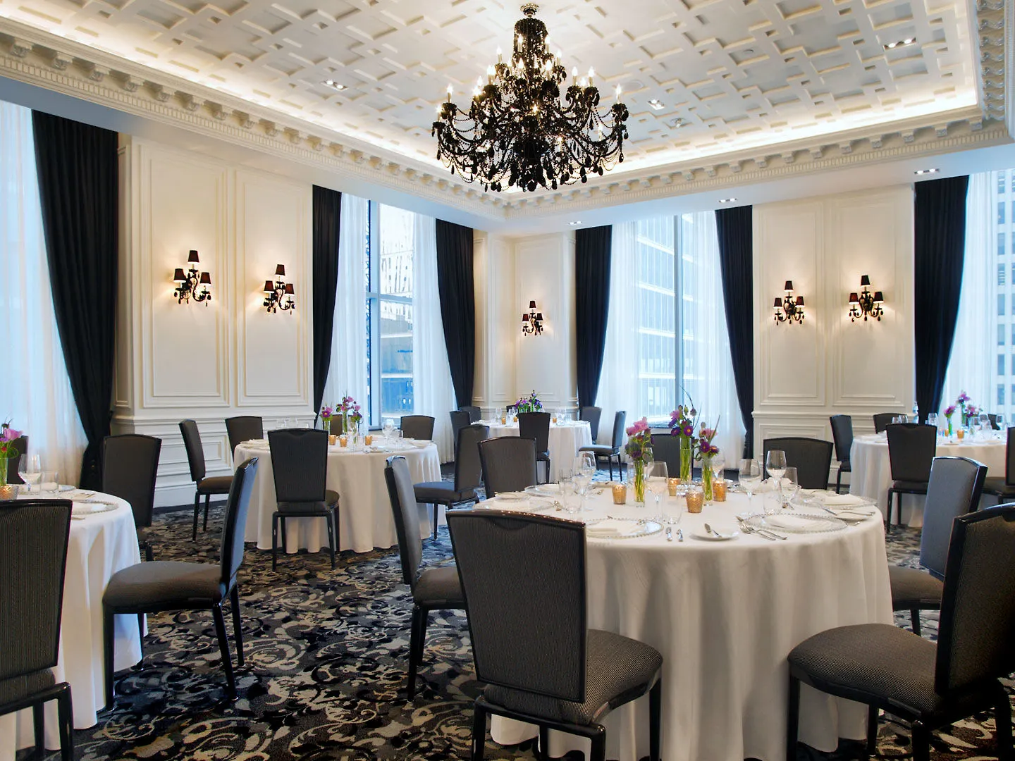 होटल The St. Regis Toronto